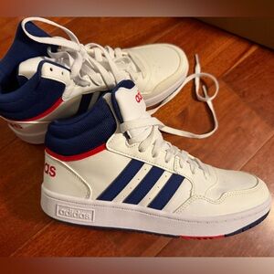New unisex Adidas Men’s 7, women’s 9 White and Navy High-Top Sneakers